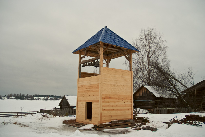 Церковь Рождества Пресвятой Богородицы, Погост (Мошинский погост) (Няндомский район, Архангельская область). общий вид в ландшафте, Колокольня 
