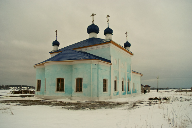 Погост (Мошинский погост). Церковь Рождества Пресвятой Богородицы. общий вид в ландшафте, Руины и поминальный крест на месте взорванной Никольской церкви