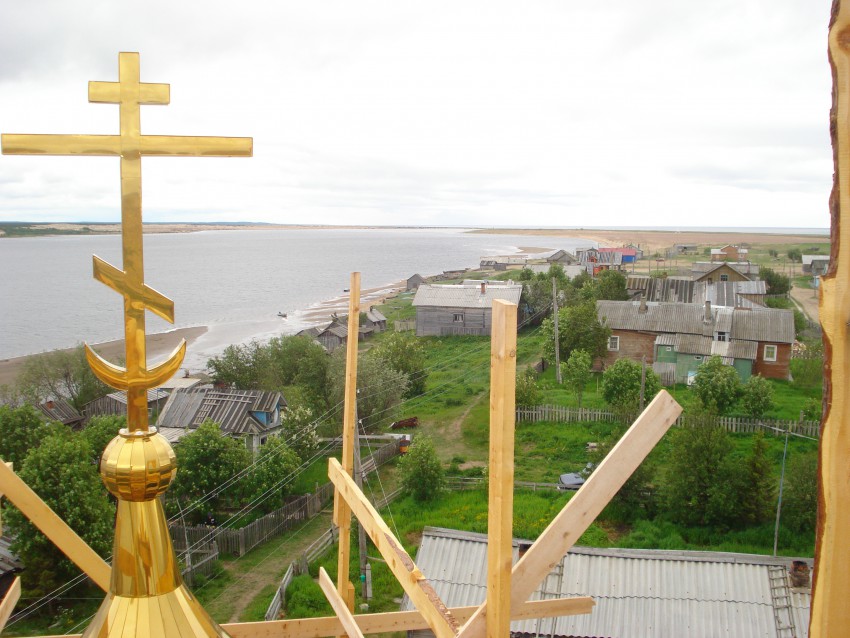 Церковь Сретения Господня (новая), Кузомень (Терский район, Мурманская область). дополнительная информация, вид с уровня купола колокольни.  На заднем плане устье реки Варзуга.