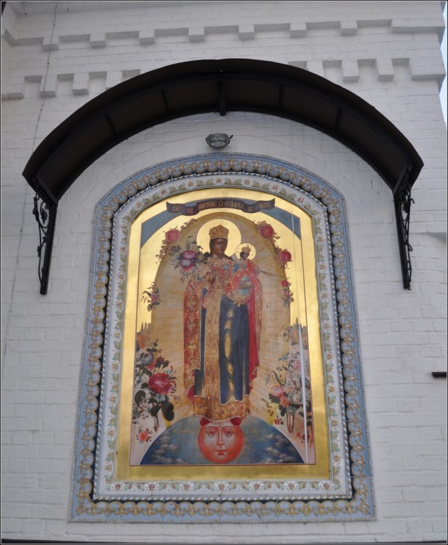 Верхняя Пышма. Церковь Александра Невского. архитектурные детали, Икона на фасаде