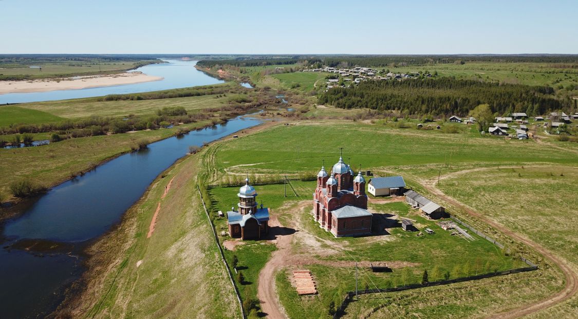 Шотова. Церковь Покрова Пресвятой Богородицы. общий вид в ландшафте