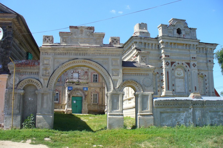 Церковь Николая Чудотворца, Нижний Услон (Верхнеуслонский район, Республика Татарстан). дополнительная информация, Ворота на фоне церкви
