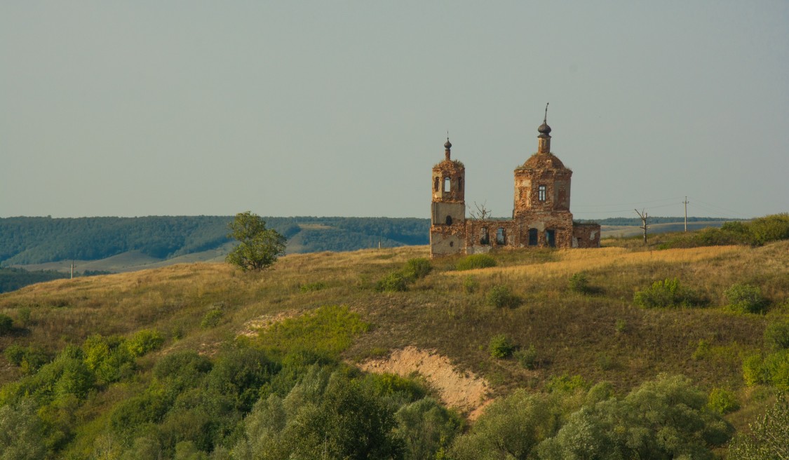 Ивановское. Церковь Иоанна Златоуста. общий вид в ландшафте