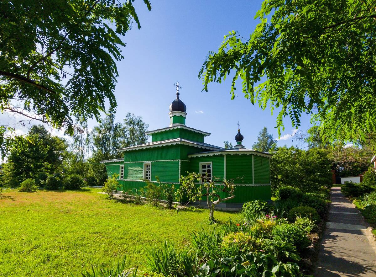 Церковь Александра (Сахарова) и Иоанна, Петровское (Шатурский городской округ и г. Рошаль, Московская область). общий вид в ландшафте