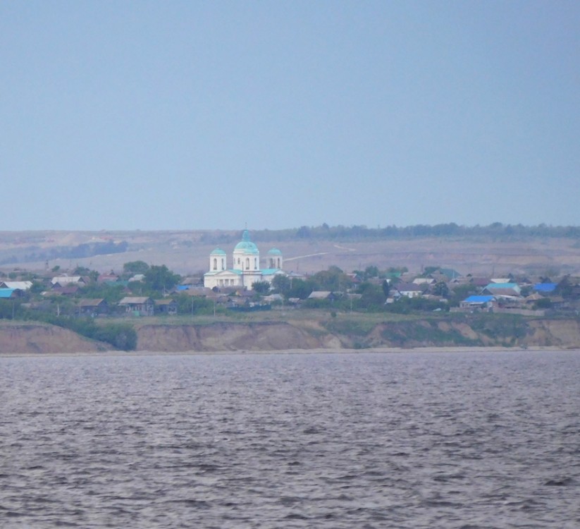 Церковь Троицы Живоначальной, Золотое (Красноармейский район, Саратовская область). общий вид в ландшафте, Панорама села Золотое с Троицкой церковью, вид с Волги.