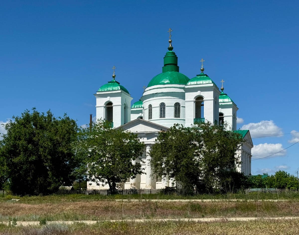 Церковь Троицы Живоначальной, Золотое (Красноармейский район, Саратовская область). общий вид в ландшафте, Вид с востока