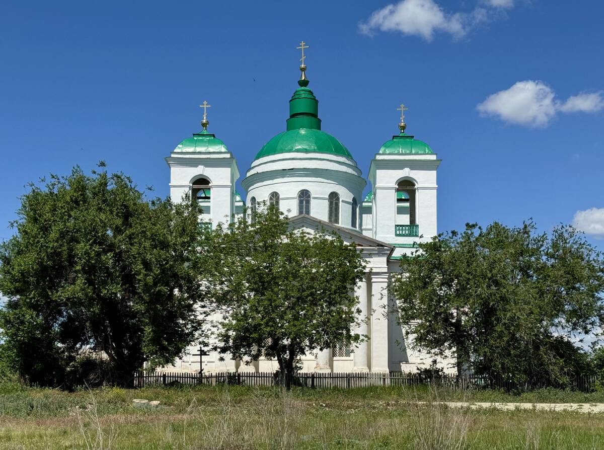 Церковь Троицы Живоначальной, Золотое (Красноармейский район, Саратовская область). общий вид в ландшафте, Вид с юго-востока