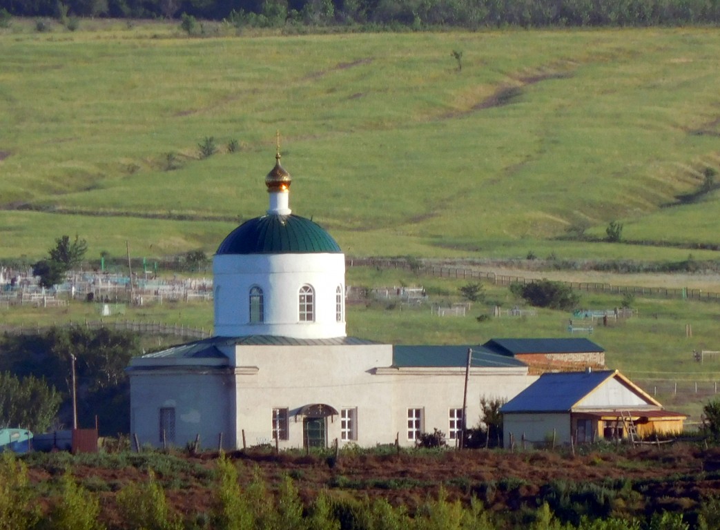 Мордово. Церковь Димитрия Солунского. общий вид в ландшафте, Вид на церковь с Волги