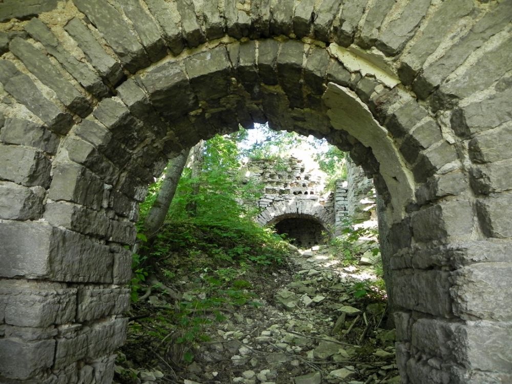 Церковь Илии Пророка, Конёчек (Псковский район, Псковская область). архитектурные детали, Восточная арка колокольни, вход в притвор