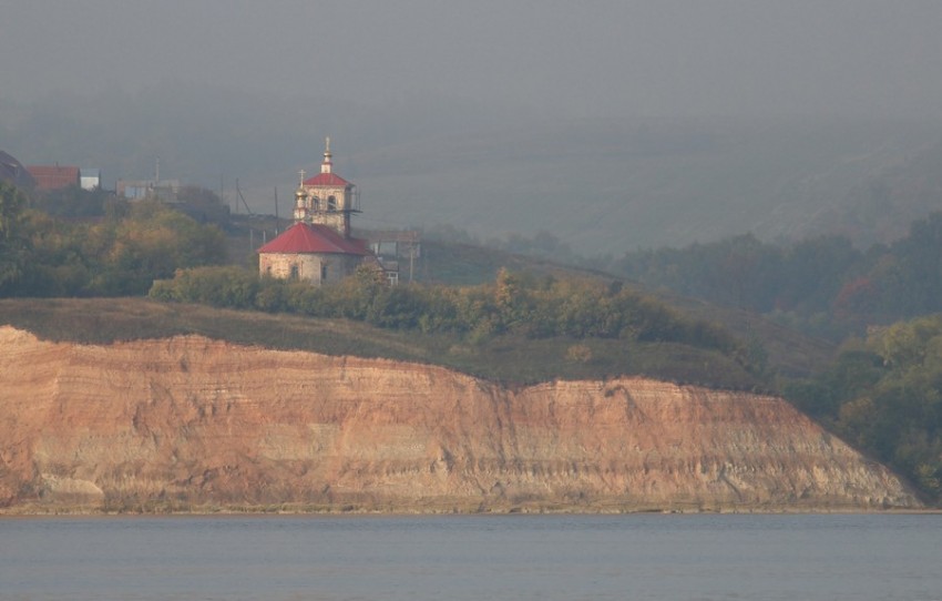 Церковь Рождества Христова, Буртасы (Камско-Устьинский район, Республика Татарстан). общий вид в ландшафте, Вид с Волги сверху