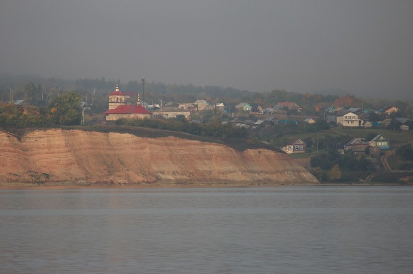 Церковь Рождества Христова, Буртасы (Камско-Устьинский район, Республика Татарстан). общий вид в ландшафте, Вид с Волги снизу