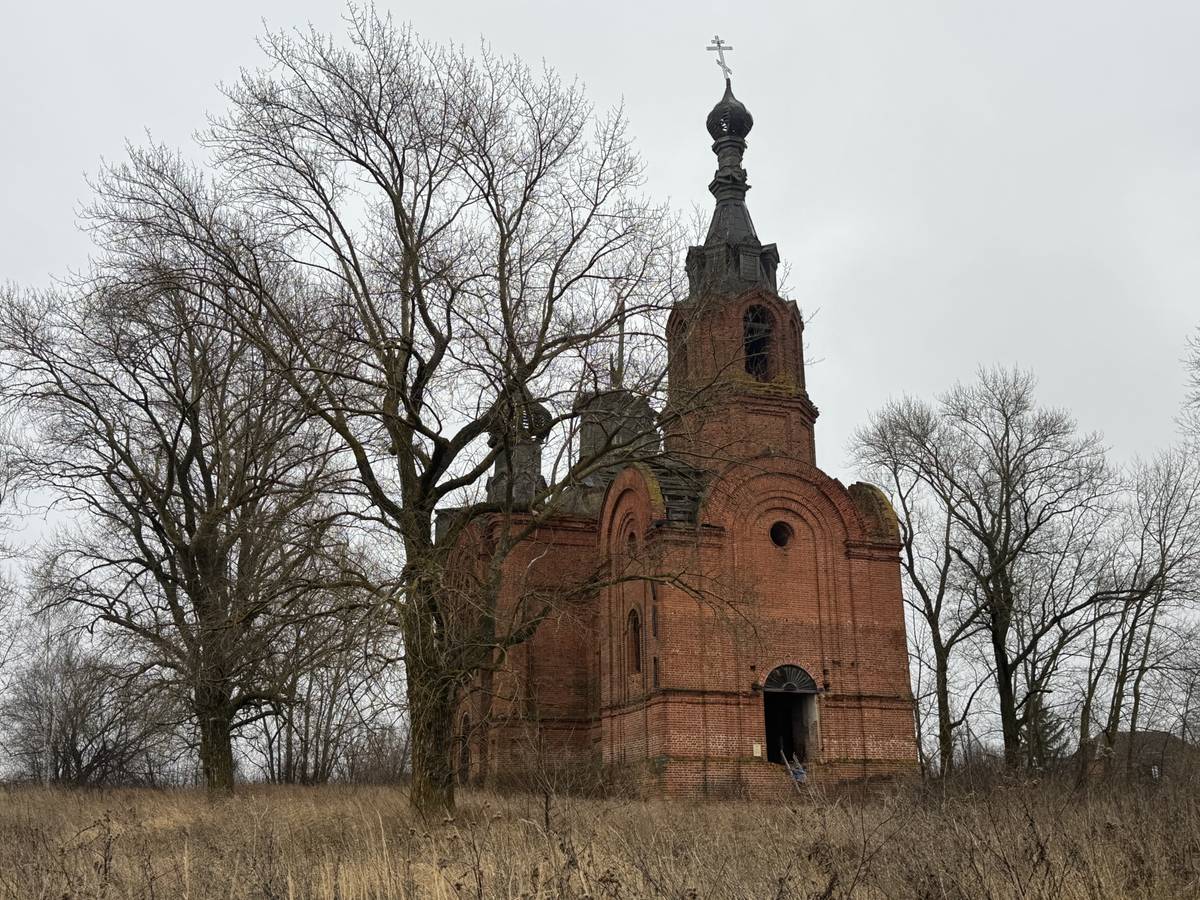 Вид на церковь с северо-запада, с дороги, общий вид в ландшафте. Церковь Троицы Живоначальной, Удельное Нечасово (Тетюшский район, Республика Татарстан)
