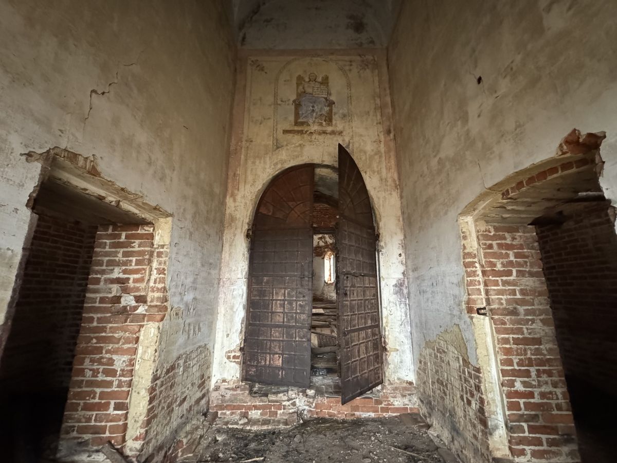 Притвор под колокольней, вид на восток, интерьер и убранство. Церковь Троицы Живоначальной, Удельное Нечасово (Тетюшский район, Республика Татарстан)