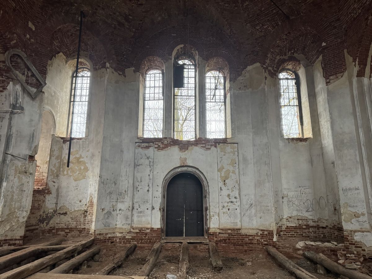 Вид на южную стену , интерьер и убранство. Церковь Троицы Живоначальной, Удельное Нечасово (Тетюшский район, Республика Татарстан)