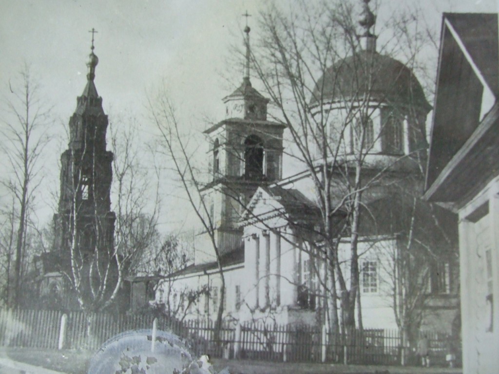 Церковь Богоявления Господня, Майкор (Коми-Пермяцкий округ, Юсьвинский район, Пермский край). архивная фотография, Майкор, Богоявленская церковь и новая строящ. на зад.плане