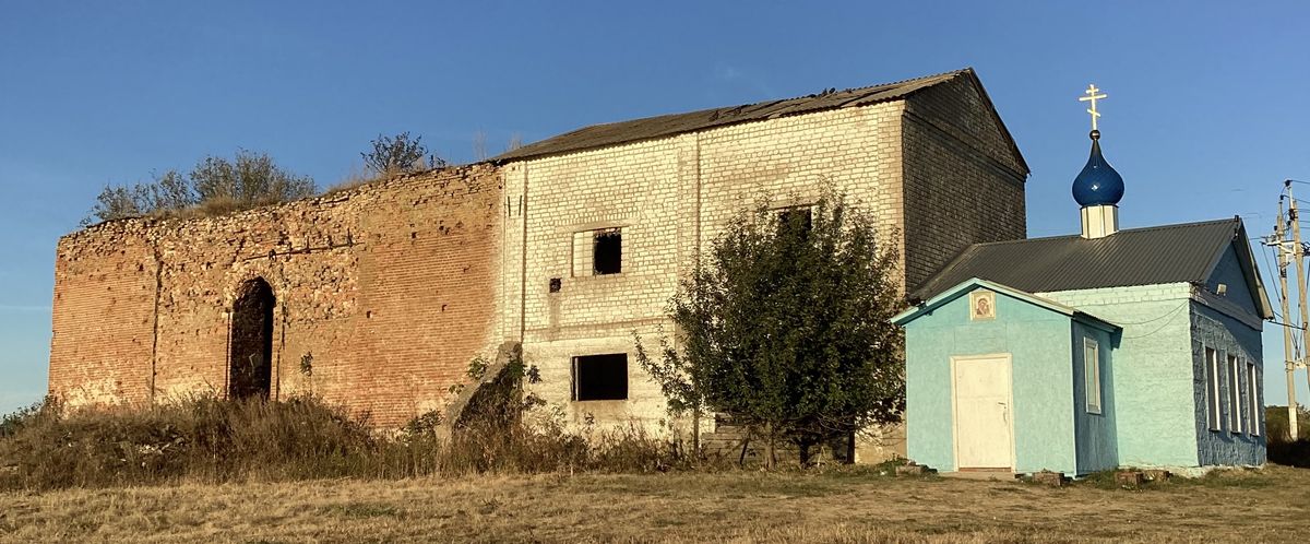 Вид с запада. Слева — старый храм, в центре — более поздняя пристройка, справа — действующий храм, фасады. Церковь Казанской иконы Божией Матери, Казанское (Ливенский район и г. Ливны, Орловская область)