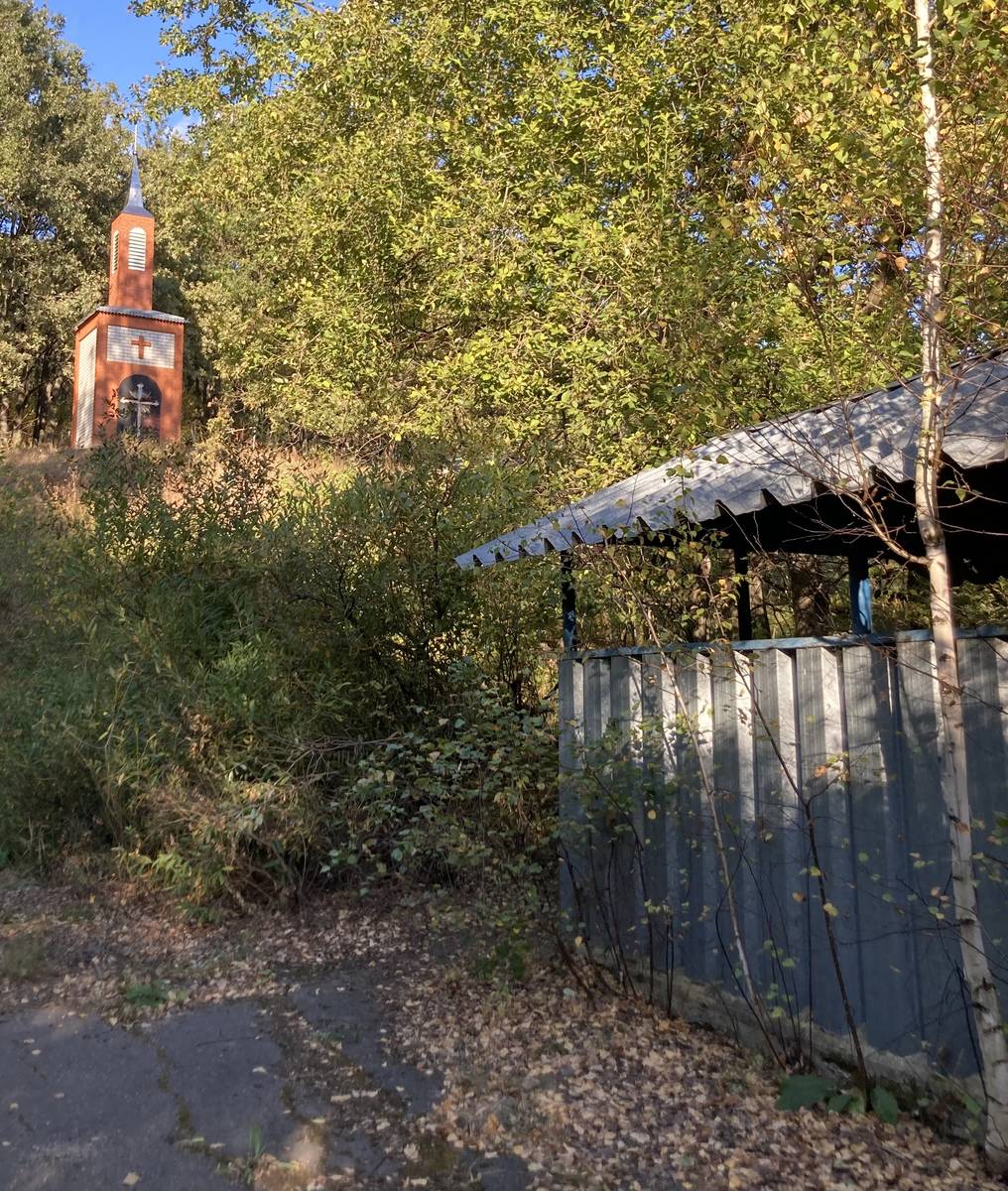 Часовня слева, источник — справа, общий вид в ландшафте. Часовня Всех Святых, Вязовая Дубрава (Ливенский район и г. Ливны, Орловская область)