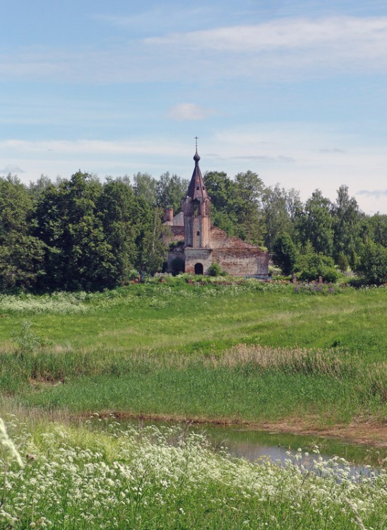 Фролы, урочище. Церковь Флора и Лавра на Фроловском погосте. общий вид в ландшафте, Панорама урочища Фролы