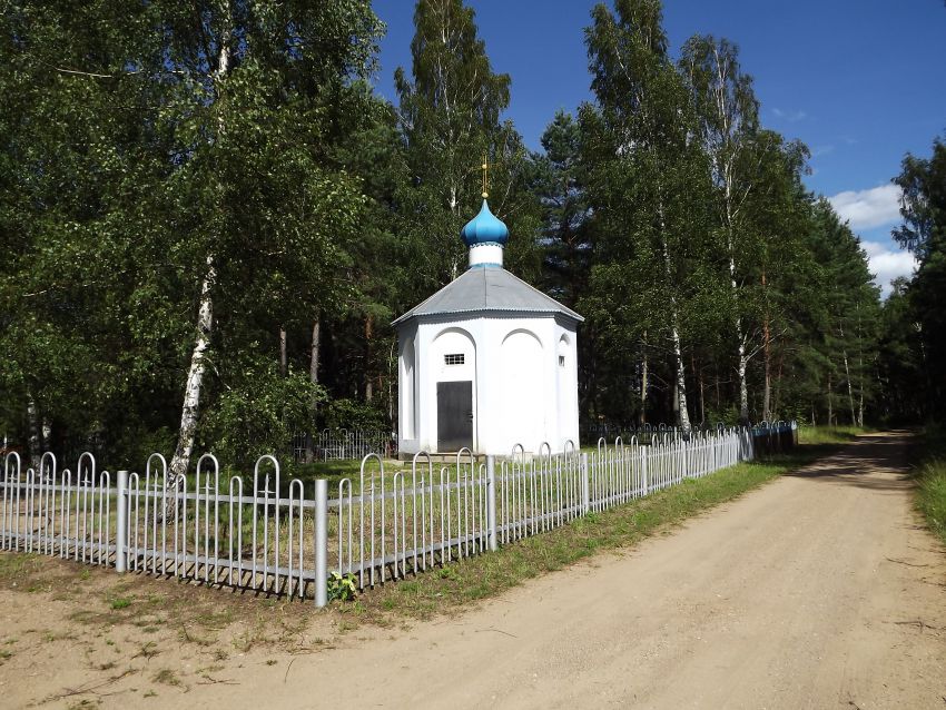 Часовня Успения Пресвятой Богородицы, Дубовицы (Духовщинский район, Смоленская область). общий вид в ландшафте