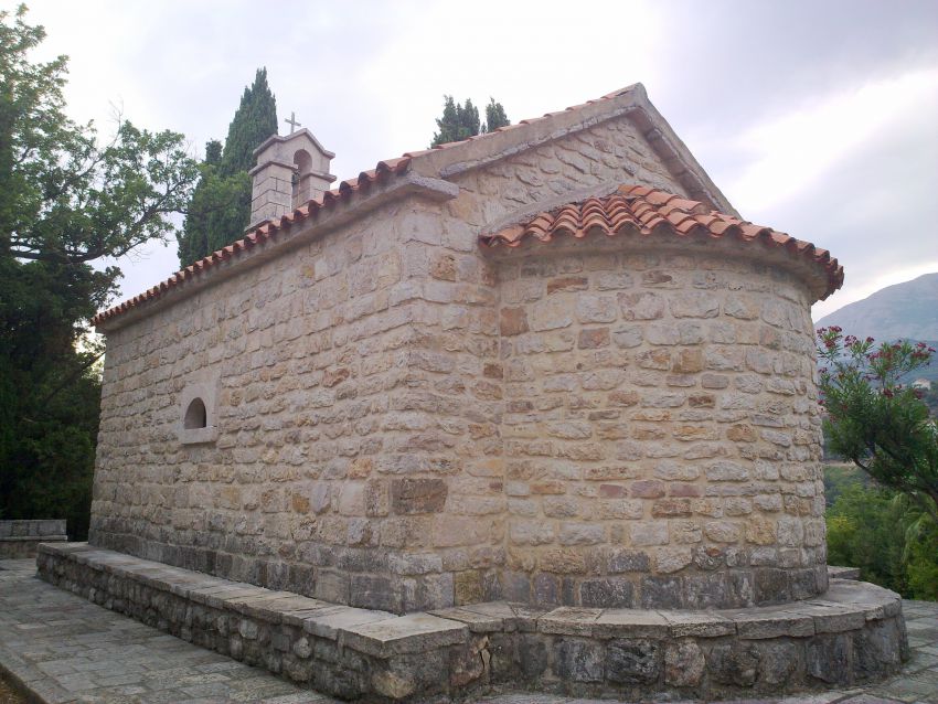 Херцег-Нови. Церковь Анны Праведной. общий вид в ландшафте