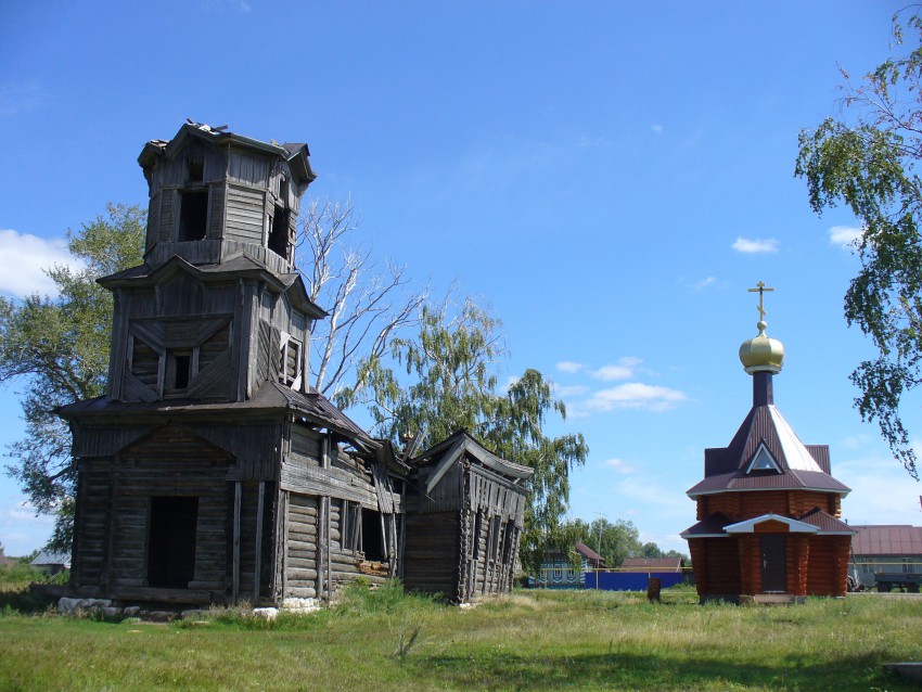 Арасланово. Церковь Николая Чудотворца. фасады, Деревянная церковь и современный молитвенный дом