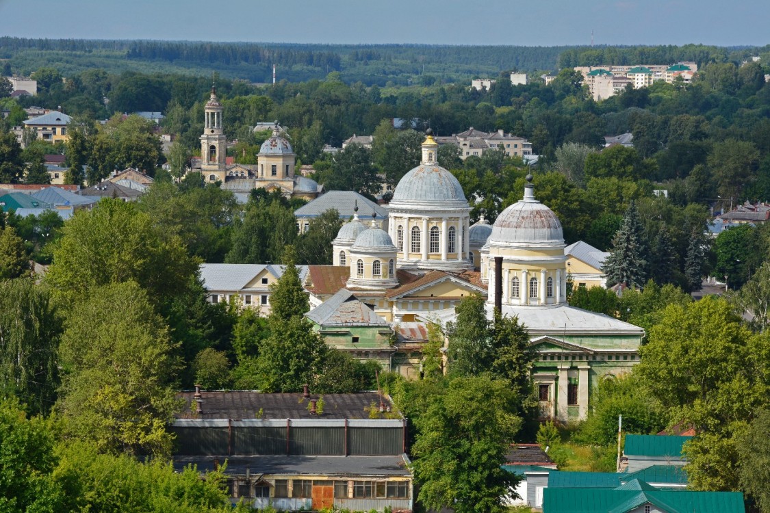 Храмовый комплекс. Собор Преображения Господня и церковь Входа Господня в Иерусалим, Торжок (Торжокский район и г. Торжок, Тверская область). дополнительная информация, Вид с бельведера Спасской церкви Борисоглебского монастыря