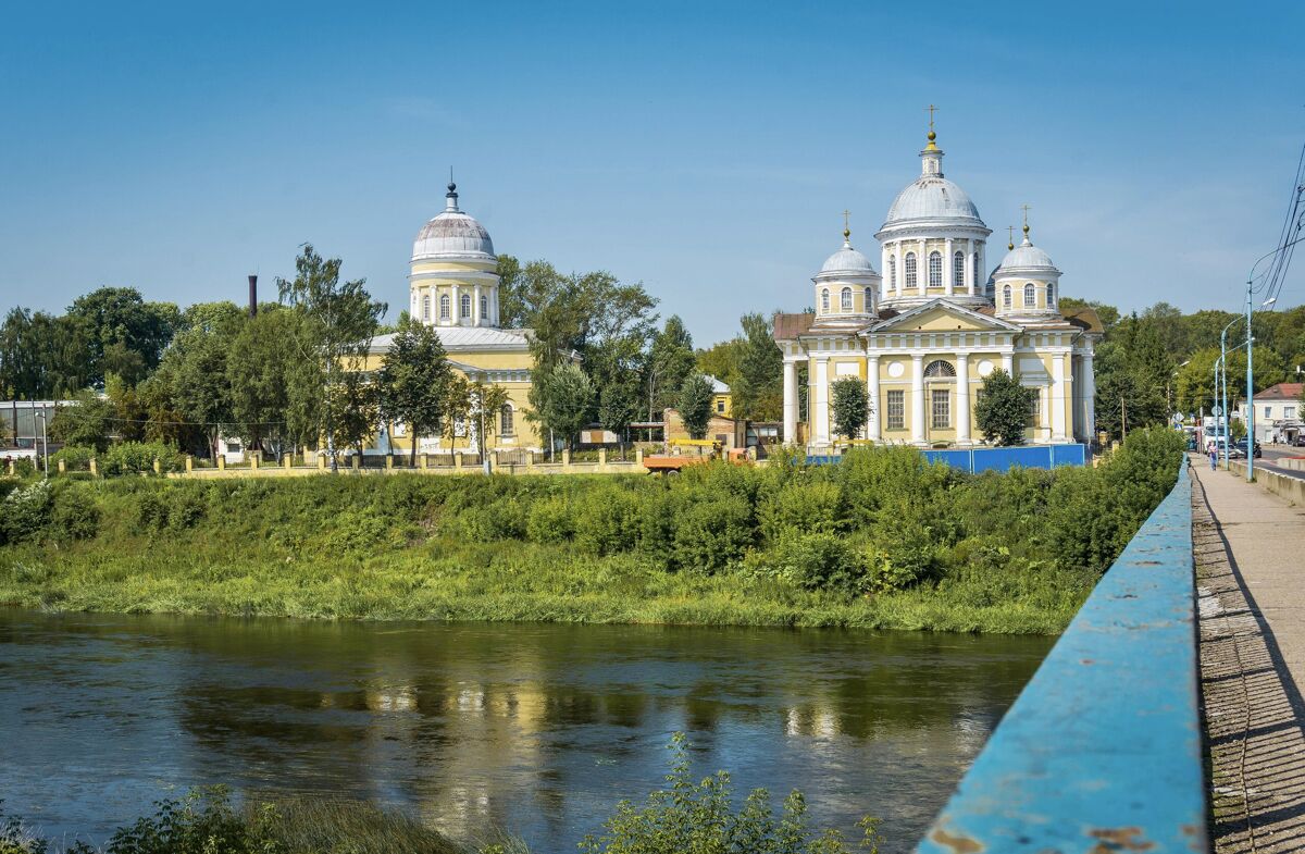 Храмовый комплекс. Собор Преображения Господня и церковь Входа Господня в Иерусалим, Торжок (Торжокский район и г. Торжок, Тверская область). общий вид в ландшафте