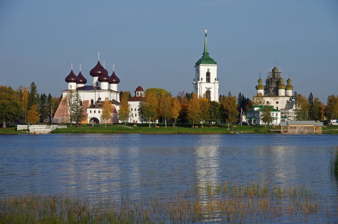 Ансамбль Соборной площади, Каргополь (Каргопольский район, Архангельская область). общий вид в ландшафте, вид с правого берега