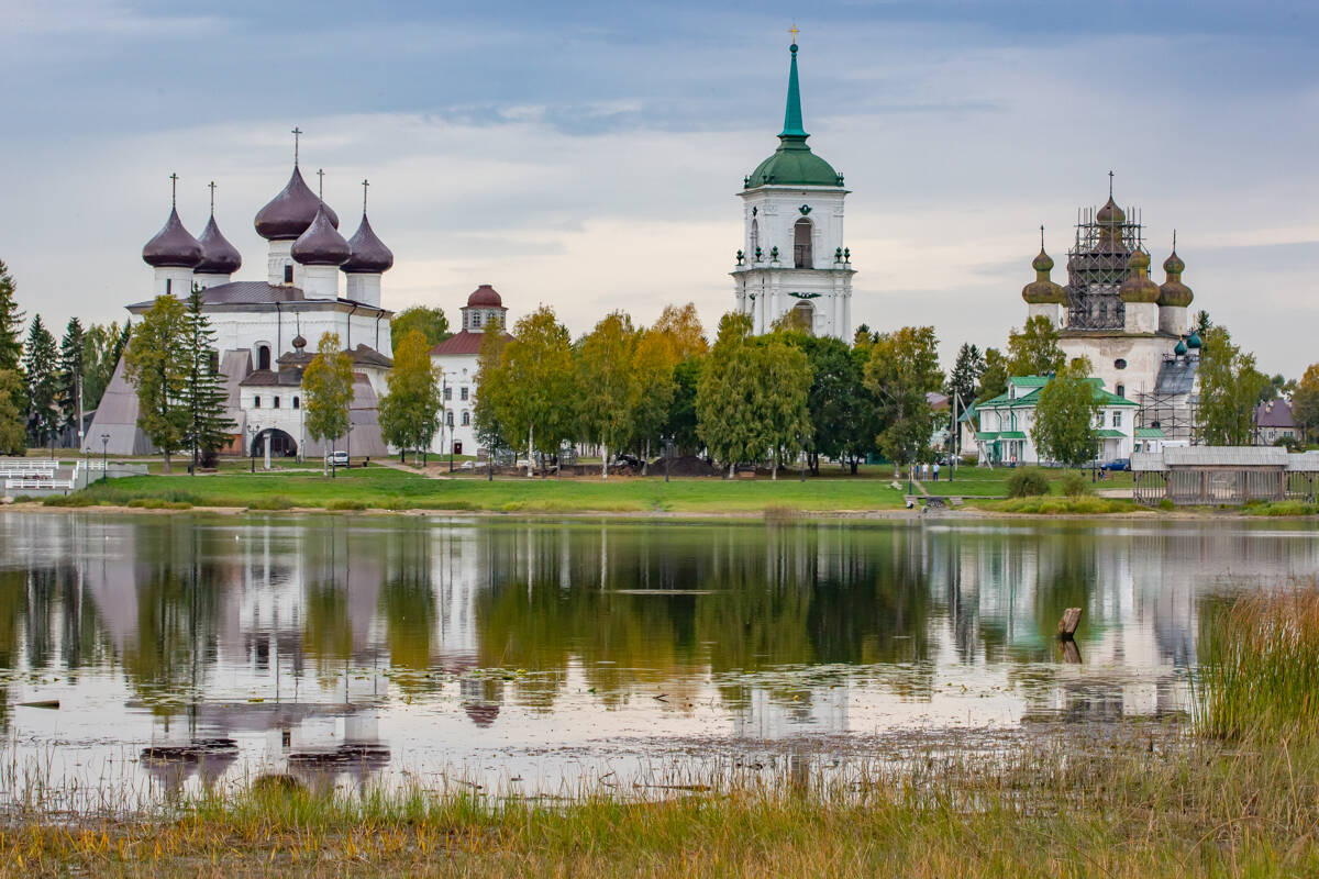 Ансамбль Соборной площади, Каргополь (Каргопольский район, Архангельская область). фасады, Вид с правого берега Онеги