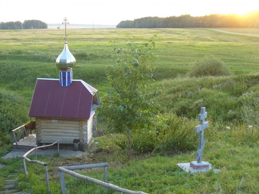 Неизвестная часовня, Малая Акса (Дрожжановский район, Республика Татарстан). общий вид в ландшафте, Общий вид на часовню и надмогильный крест рядом.