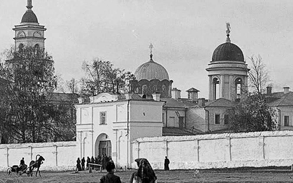 Александро-Невский Ново-Тихвинский монастырь. Церковь Успения Пресвятой Богородицы (утраченная), Екатеринбург (Екатеринбург (МО город Екатеринбург), Свердловская область). архивная фотография, Ворота монастыря и Успенская церковь, 1901 год