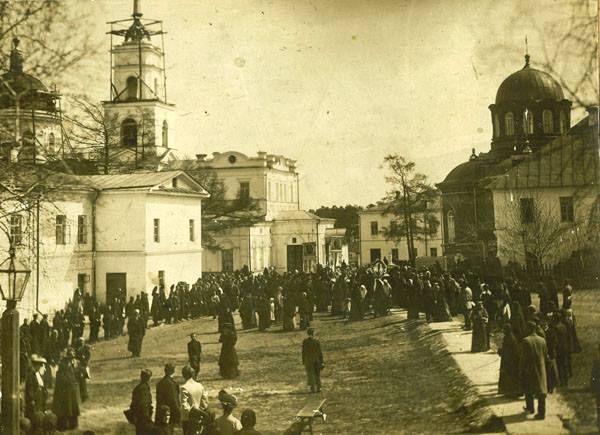 Екатеринбург. Александро-Невский Ново-Тихвинский монастырь. Церковь Успения Пресвятой Богородицы (утраченная). архивная фотография, Церковь Успения Пресвятой Богородицы (слева), архивная фотография. Источник: http://newdaynews.ru/ekb/600576.html