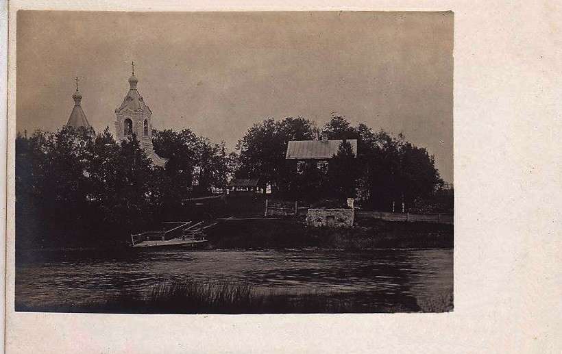 Церковь Николая Чудотворца, Ям-Ижора (Тосненский район, Ленинградская область). архивная фотография, Вид на церковь и здание Богадельни с левого берега Ижоры. Фотооткрытка 1900-х годов. Частная коллекция.