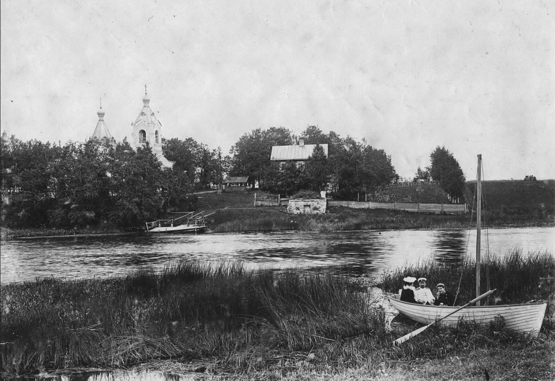 Церковь Николая Чудотворца, Ям-Ижора (Тосненский район, Ленинградская область). архивная фотография, Вид на церковь и здание Богадельни с левого берега Ижоры. Почтовая фотооткрытка 1900-х годов. 