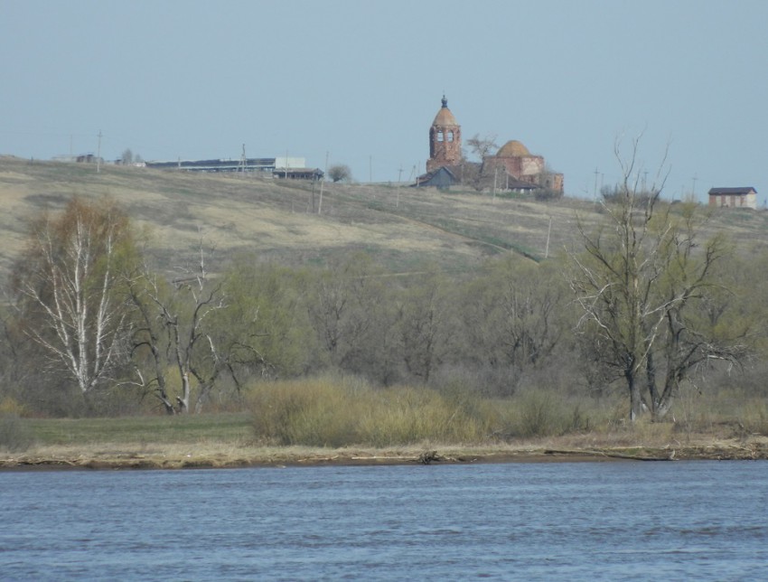 Церковь Благовещения Пресвятой Богородицы, Омары (Мамадышский район, Республика Татарстан). общий вид в ландшафте, Вид с Камы