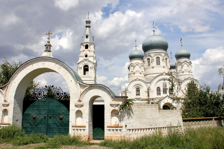 Ерзовка. Церковь Михаила Архангела. общий вид в ландшафте