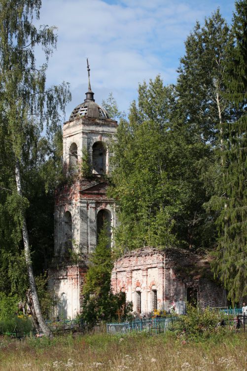 Мантеевский Погост (Егорье). Церковь Успения Пресвятой Богородицы. общий вид в ландшафте