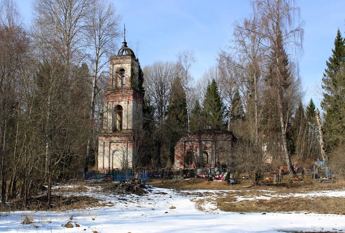 общий вид в ландшафте. Церковь Успения Пресвятой Богородицы, Мантеевский Погост (Егорье) (Любимский район, Ярославская область)