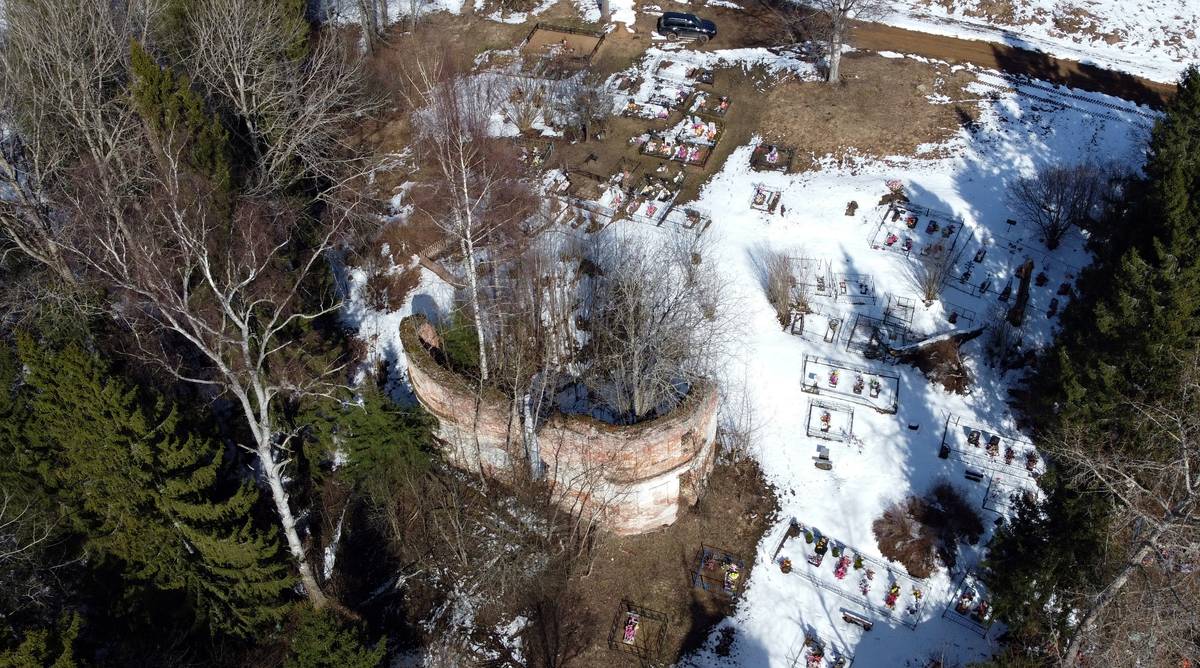 общий вид в ландшафте. Церковь Георгия Победоносца, Мантеевский Погост (Егорье) (Любимский район, Ярославская область)