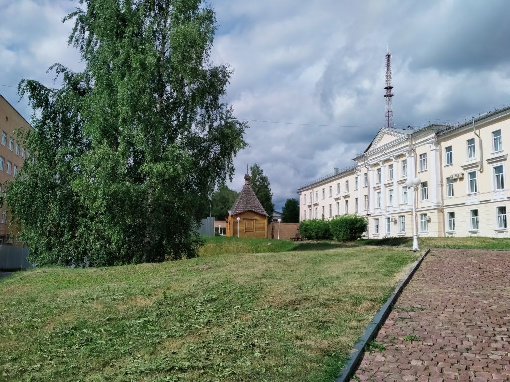 Часовня Ахтырской иконы Божией Матери при Республиканской больнице им. Баранова, Петрозаводск (Петрозаводск, город, Республика Карелия). общий вид в ландшафте