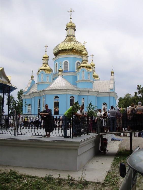 Городок. Николаевский Городокский женский монастырь. Собор Рождества Христова. общий вид в ландшафте, Фото сделано в день первого визита Патриарха Московского и всея Руси Кирилла на Украину и в Ровно. 3 августа 2009 года.