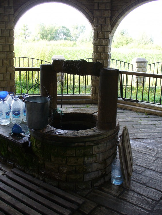 Часовня Авраамия Болгарского, Болгар (Спасский район, Республика Татарстан). дополнительная информация, Колодец, сооруженный над источником. Первоначально на этом месте колодец существовал не позднее 1229 года.