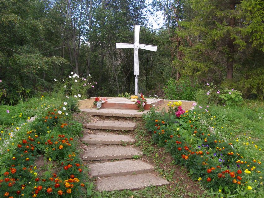 Юрьево. Церковь Богоявления  Господня. дополнительная информация, Поклонный крест на месте алтаря