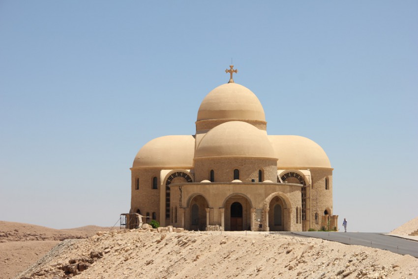Аравийская пустыня. Монастырь Павла Фивейского. общий вид в ландшафте, Собор Павла