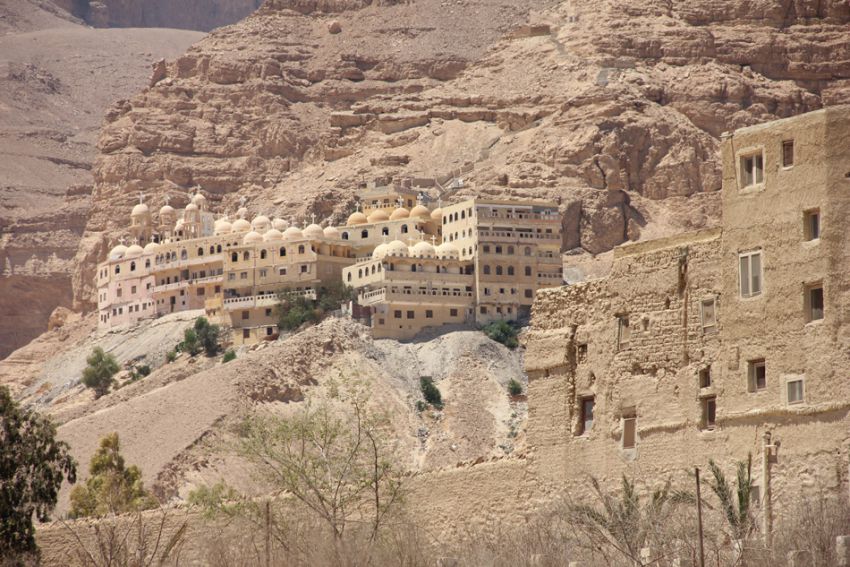 Аравийская пустыня. Монастырь Павла Фивейского. общий вид в ландшафте
