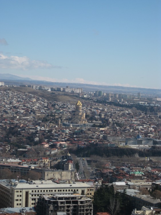 Грузия, Тбилиси, город, Тбилиси. Собор Троицы Живоначальной, фотография. общий вид в ландшафте