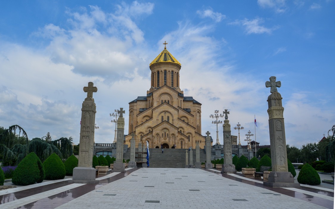 Грузия, Тбилиси, город, Тбилиси. Собор Троицы Живоначальной, фотография. общий вид в ландшафте