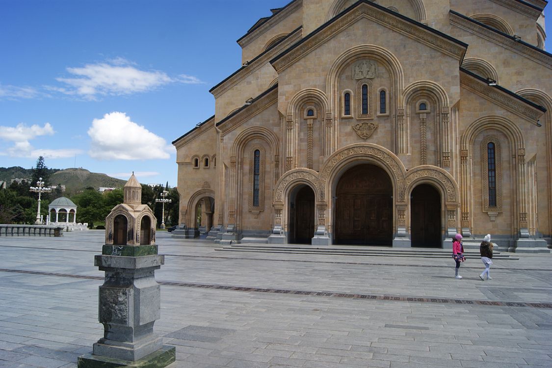 Грузия, Тбилиси, город, Тбилиси. Собор Троицы Живоначальной, фотография. фасады