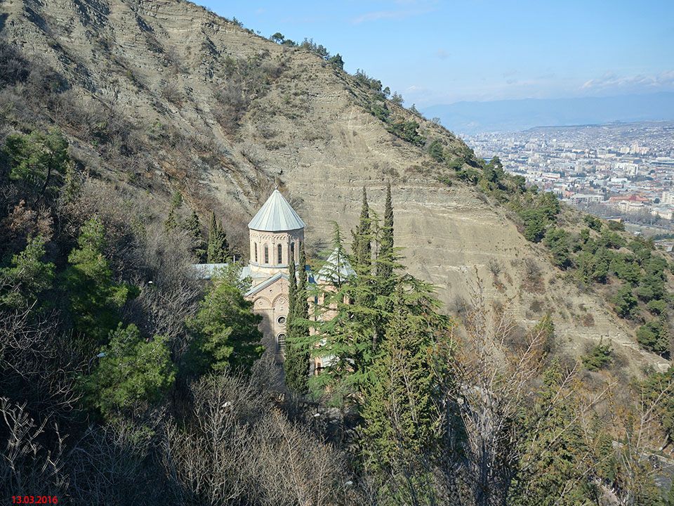 Тбилиси. Церковь Давида Гареджийского на Мтацминде. общий вид в ландшафте