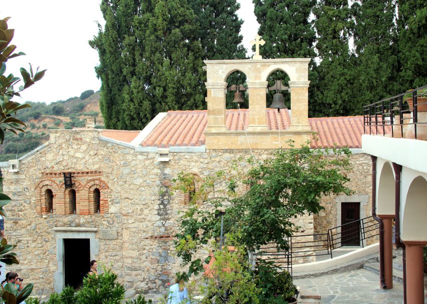 Монастырь Кера Кардиотисса, Кера (Крит (Κρήτη), Греция). общий вид в ландшафте